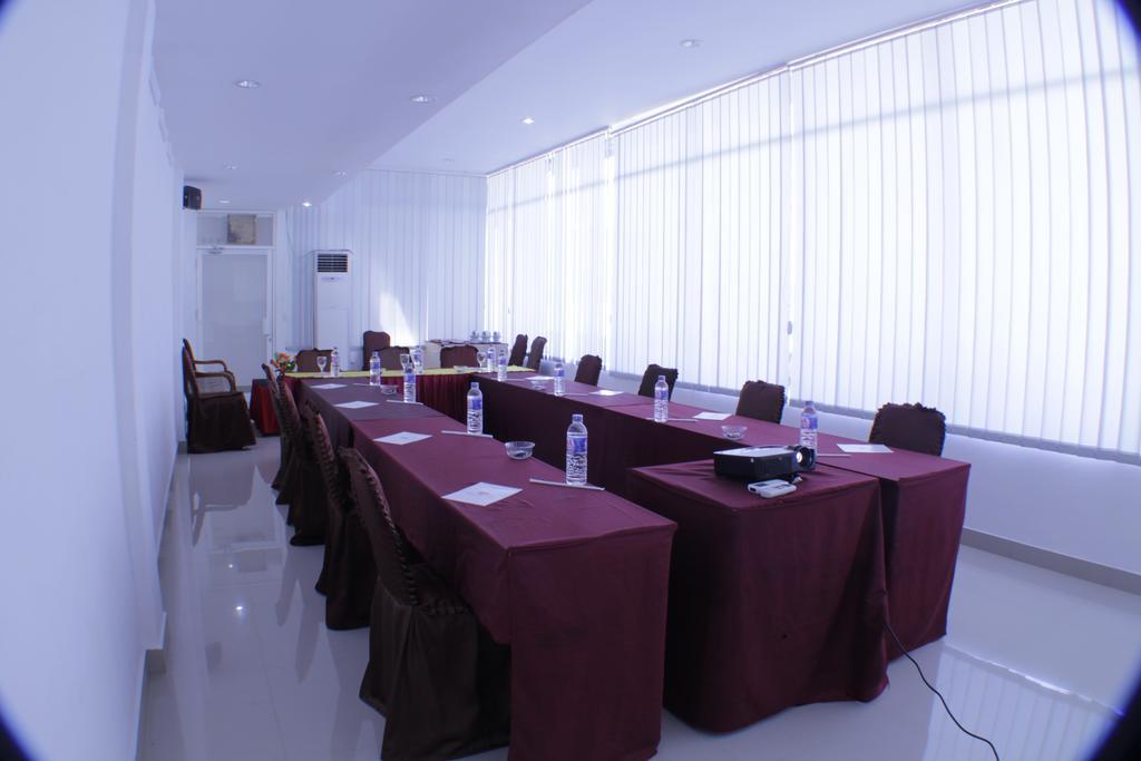 Grand Duta Hotel Palu Exterior photo