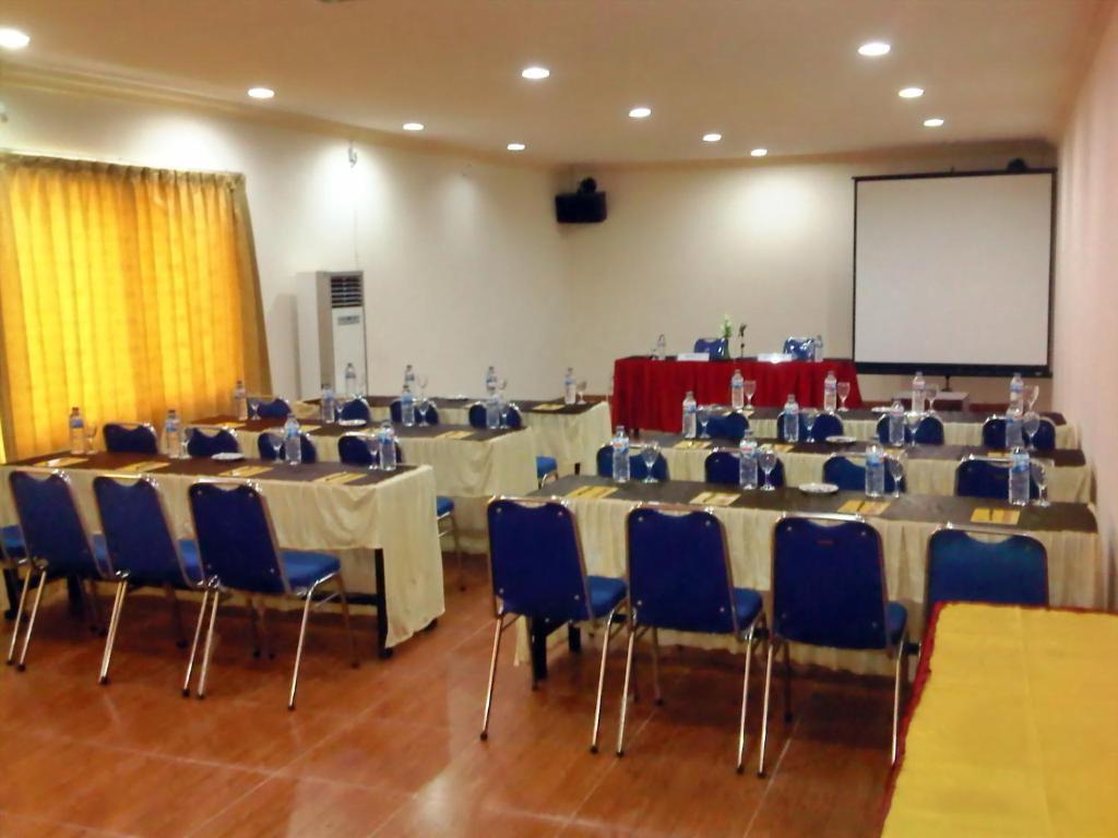 Grand Duta Hotel Palu Exterior photo
