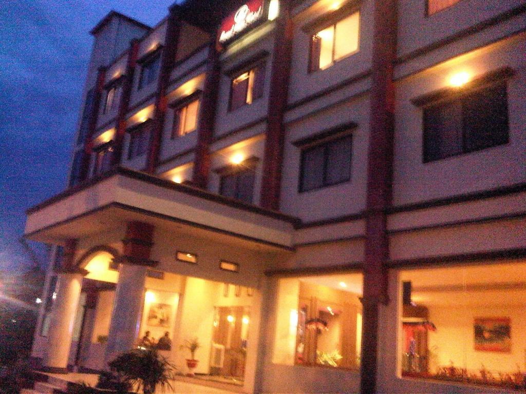 Grand Duta Hotel Palu Exterior photo
